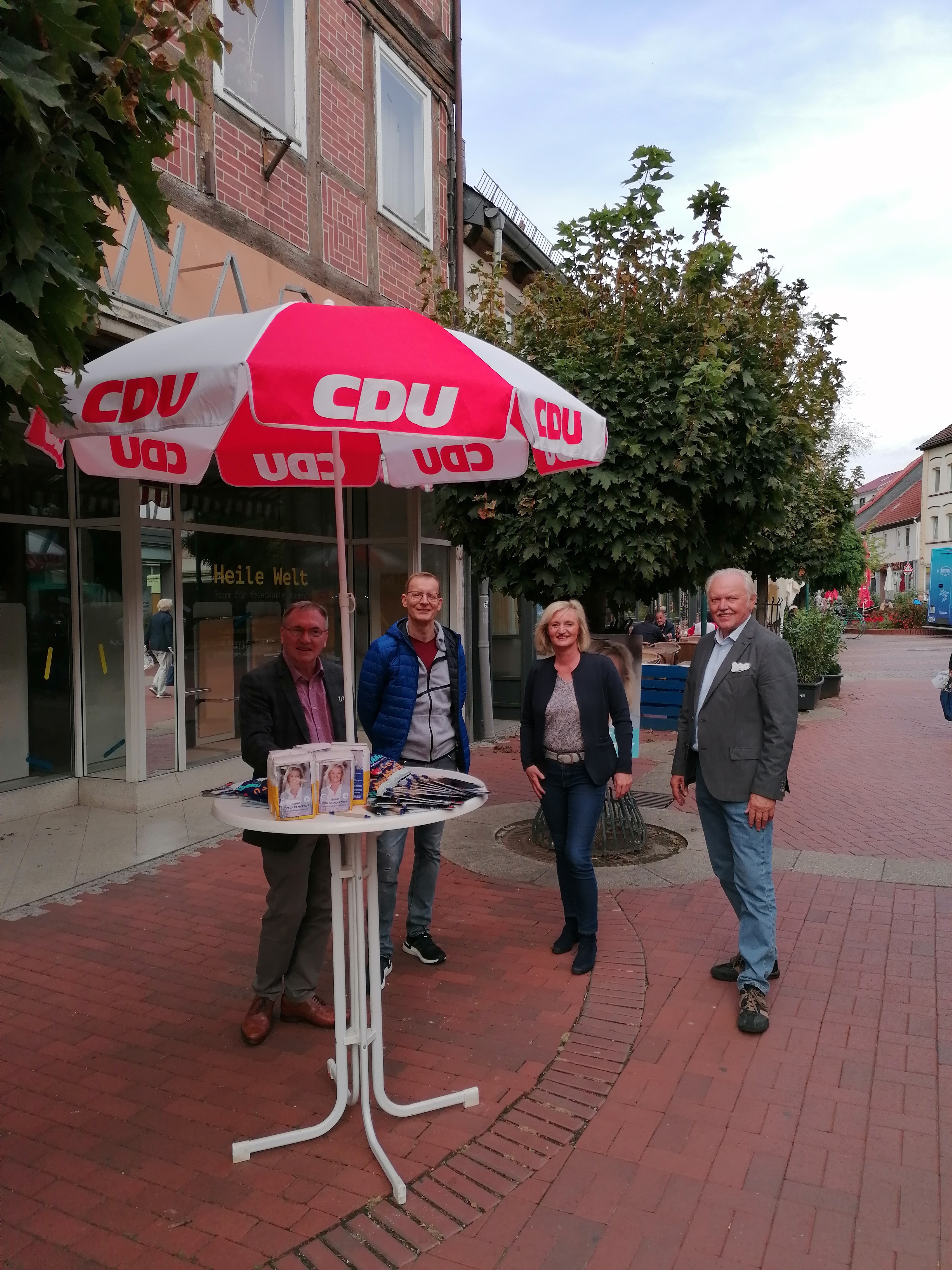 Anke von Gadenstedt (2. v.r.), Direktkandidatin der CDU im Wahlkreis Sarstedt-Bad Salzdetfurth